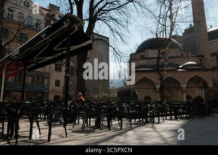 19. März 2020: Sarajewo, Bosnien und Herzegowina, Demonstranten in Tirana. Sarajevo ergreift Maßnahmen, um den Ausbruch des Coronavirus zu bekämpfen, da die Zahl der Fälle in Bosnien steigt. (Bild: © Nick St.Oegger/ZUMA Wire/ZUMAPRESS.com) Stockfoto