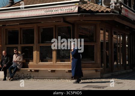 19. März 2020: Sarajevo, Bosnien und Herzegowina: Eine Frau bedeckt ihren Mund mit einem Tuch, während sie in Sarajevos Altstadt spaziert. Am Freitag, den 20. März, wurden die ersten 3 Fälle von Coronavirus im Kanton Sarajevo bestätigt. (Bild: © Nick St.Oegger/ZUMA Wire/ZUMAPRESS.com) Stockfoto