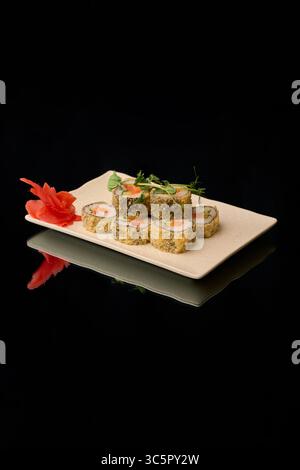 Japanisches Restaurant, Sushi Maki Gunkan Rollteller oder Teller Set. Stockfoto