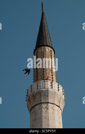 21. März 2020 - Sarajevo, Bosnien und Herzegowina - ein Imam in der Gazi-Husrev-Beg-Moschee in der Altstadt von Sarajevo führt am Samstag, den 21. März, den Aufruf zum Gebet durch. Die bosnische Föderation Verbot öffentliche Versammlungen und geschlossene Moscheen, um den Ausbruch des Coronavirus im Land einzudämmen. (Bild: © Nick St.Oegger/ZUMA Wire/ZUMAPRESS.com) Stockfoto