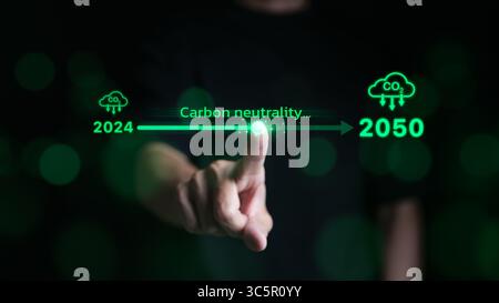 Konzept der CO2-Neutralität. Durch Berühren des Aufwärtspfeils mit Kohlenstoffreduzierung wird CO2-neutral oder CO2-neutral um 2050 verringert. CO2-Bilanz, Netto Null Stockfoto