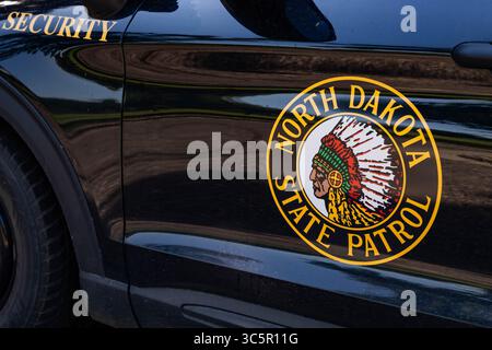 Bismarck, ND, USA - 08. Juli 2025: Ein Polizeiauto der North Dakota State Patrol, das sein offizielles Türemblem mit einem Profil von Red Tomah zeigt Stockfoto