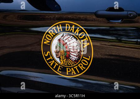 Bismarck, ND, USA - 08. Juli 2025: Ein Polizeiauto der North Dakota State Patrol, das sein offizielles Türemblem mit einem Profil von Red Tomah zeigt Stockfoto