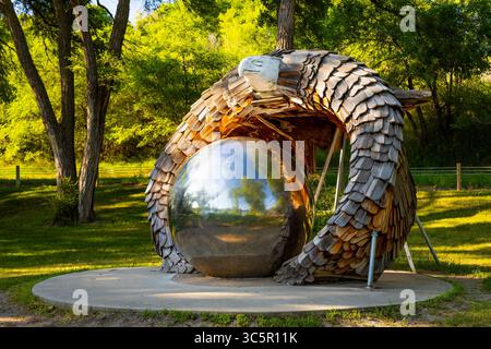 Bismarck, ND, USA - 08. Juli 2025: Ein Adler, der eine reflektierende Sphäre umschließt, steht im Steamboat Park Stockfoto