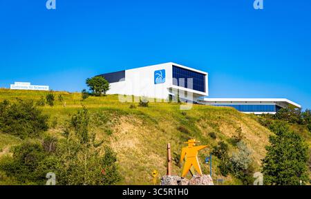 Bismarck, ND, USA - 08. Juli 2025: Das moderne Äußere des North Dakota Gateway to Science Building in Bismarck Stockfoto
