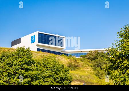 Bismarck, ND, USA - 08. Juli 2025: Das moderne Äußere des North Dakota Gateway to Science Building in Bismarck Stockfoto