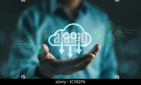 CO2-Fußabdruck-Konzept. Symbol für die Kohlendioxidreduzierung in der Hand des Mannes. Null und CO2-neutral, CO2-Emissionen, CO2-Neutralität, nachhaltige Energie, C Stockfoto