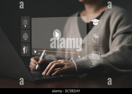 E Lernkonzept. Frau lernt online mit Webinar. Das Internet wird für moderne Bildung genutzt. Seminartreffen, e-learning-Technologie, Video-Tutori Stockfoto