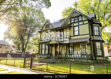 Bismarck, ND, USA - 08. Juli 2025: Das wunderschön restaurierte viktorianische ehemalige Governors Mansion in Bismarck Stockfoto