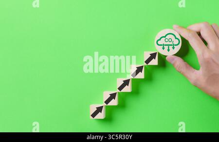 Von Hand platziertes Symbol für CO2-Reduktion mit Pfeil nach oben für CO2-Reduzierung. Null und CO2-neutral, CO2-Emissionen, CO2-Reduktion, nachhaltige Energie, Klima Stockfoto