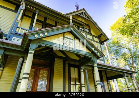 Bismarck, ND, USA - 08. Juli 2025: Das wunderschön restaurierte viktorianische ehemalige Governors Mansion in Bismarck Stockfoto