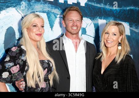 August 12, 2019, North Hollywood, CA, USA: LOS ANGELES - 12. August: Tori Rechtschreibung, Ian Ziering, Jennie Garth bei der Premiere von „Zombie Tidal Wave“ im Garland Hotel am 12. August 2019 in North Hollywood, CA (Kreditbild: © Kathy Hutchins Via ZUMA Wire) Stockfoto