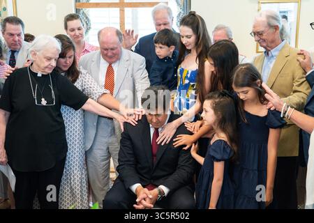 Charleston, Vereinigte Staaten Von Amerika. 30. Juli 2025. Charleston, Vereinigte Staaten von Amerika. 30. Juli 2025. Unterstützer führen das Handauflegen des 2025 Architekten Paul Dans, Center, im Rahmen eines Gebetsfrühstücks in der St. Michael's Anglican Church am 30. Juli 2025 in Charleston, South Carolina, durch. Dans kündigte an, dass er den republikanischen Senator Lyndsey Graham aus dem Amt entlassen werde Stockfoto