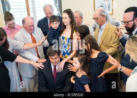 Charleston, Vereinigte Staaten Von Amerika. 30. Juli 2025. Charleston, Vereinigte Staaten von Amerika. 30. Juli 2025. Unterstützer führen das Handauflegen des 2025 Architekten Paul Dans, Center, im Rahmen eines Gebetsfrühstücks in der St. Michael's Anglican Church am 30. Juli 2025 in Charleston, South Carolina, durch. Dans kündigte an, dass er den republikanischen Senator Lyndsey Graham aus dem Amt entlassen werde Stockfoto