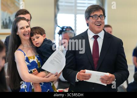 Charleston, Vereinigte Staaten Von Amerika. 30. Juli 2025. Charleston, Vereinigte Staaten von Amerika. 30. Juli 2025. Der Architekt Paul Dans, rechts, und seine Frau Mary Helen Bowers, links, lachen während eines Gebetsfrühstücks in der St. Michael's Anglican Church am 30. Juli 2025 in Charleston, South Carolina 2025. Dans kündigte an, dass er den republikanischen Senator Lyndsey Graham aus dem Amt entlassen werde Stockfoto