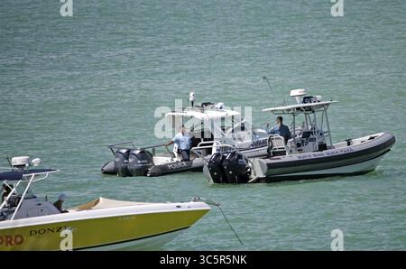22. März 2020, Miami Beach, FL, USA: North Miami Beach Police und Indian Creek Village Police patrouillieren die Haulover Sandbar, während die Coronavirus-Pandemie am Sonntag, 22. März 2020 in Miami Beach, Florida, andauert (Credit Image: © TNS via ZUMA Wire) Stockfoto
