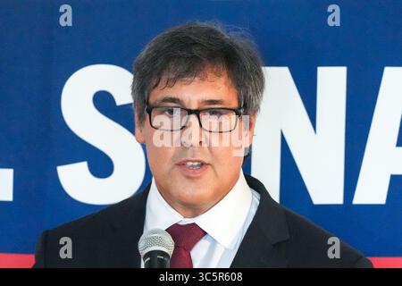 Charleston, Vereinigte Staaten Von Amerika. 30. Juli 2025. Charleston, Vereinigte Staaten von Amerika. 30. Juli 2025. Paul Dans, Architekt des Projekts 2025, gab seine Rede vor, nachdem er seine Kandidatur in der GOP Senate Primary im Old Exchange Building am 30. Juli 2025 in Charleston, South Carolina, angekündigt hatte. Dans schließt sich einer Menge konservativer Parteien an, die sich dafür einsetzen, den Sitz der seit langem amtierenden republikanischen Senatorin Lyndsey Graham aufzuheben. Quelle: Richard Ellis/Richard Ellis/Alamy Live News Stockfoto