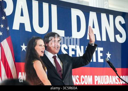 Charleston, Vereinigte Staaten Von Amerika. 30. Juli 2025. Charleston, Vereinigte Staaten von Amerika. 30. Juli 2025. Projekt 2025 Architekt Paul Dans, rechts, und seine Frau Mary Helen Bowers, links, Waves, nachdem er seine Kandidatur im GOP-Senat am 30. Juli 2025 in Charleston, South Carolina angekündigt hatte. Dans schließt sich einer Menge konservativer Parteien an, die sich dafür einsetzen, den Sitz der seit langem amtierenden republikanischen Senatorin Lyndsey Graham aufzuheben. Quelle: Richard Ellis/Richard Ellis/Alamy Live News Stockfoto