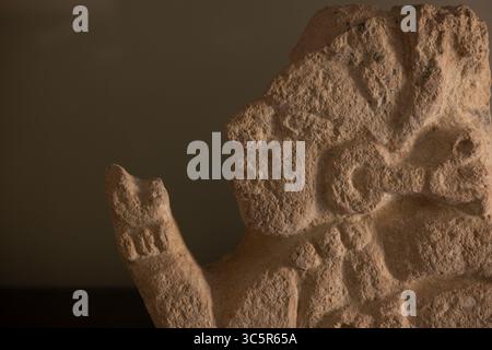 Campeche, Campeche, Mexiko - 14. Juni 2024: Künstliches Licht beleuchtet eine spätklassische Maya-Herrscher-Steinschnitzerei. Stockfoto