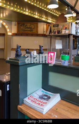 22. März 2020, Seattle, Washington, USA: Ein Stapel lokaler Zeitungen in einer leeren Arkade am Pike Place Market am 22. März 2020. Während viele der Lebensmittelgeschäfte geöffnet sind, sind die nicht unbedingt notwendigen Geschäfte der landmarkâ vorübergehend geschlossen, einschließlich der allgegenwärtigen Souvenir- und Blumenstände der marketâ. (Foto: © Paul Christian Gordon/ZUMA Wire) Stockfoto