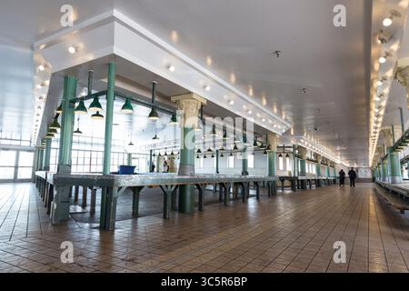 März 2020, Seattle, Washington, USA: Besucher spazieren am Sonntag, 22. März 2020 durch eine leere Arkade am Pike Place Market. Während viele der Lebensmittelgeschäfte geöffnet sind, sind die nicht unbedingt notwendigen Geschäfte der landmarkâ vorübergehend geschlossen, einschließlich der allgegenwärtigen Souvenir- und Blumenstände der marketâ. (Foto: © Paul Christian Gordon/ZUMA Wire) Stockfoto
