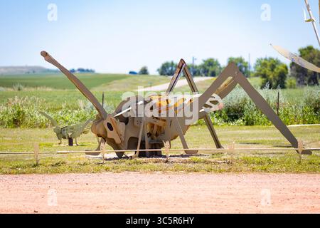 Regent, ND, USA – 13. Juli 2025: Grashüpfer in the Field-Skulptur am North Dakotas Enchanted Highway zeigt riesige Schrottschrecken aus Metall Stockfoto