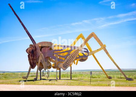 Regent, ND, USA – 13. Juli 2025: Grashüpfer in the Field-Skulptur am North Dakotas Enchanted Highway zeigt riesige Schrottschrecken aus Metall Stockfoto
