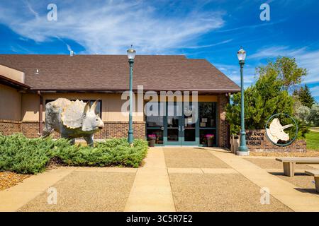 Dickinson, ND, USA - 13. Juli 2025: Der einladende Eingang zum Badlands Dinosaur Museum in Dickinson, North Dakota Stockfoto