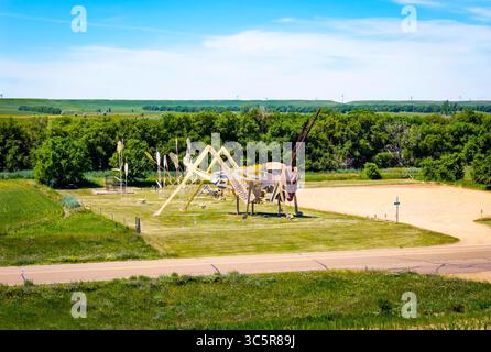 Regent, ND, USA – 13. Juli 2025: Grashüpfer in the Field-Skulptur am North Dakotas Enchanted Highway zeigt riesige Schrottschrecken aus Metall Stockfoto
