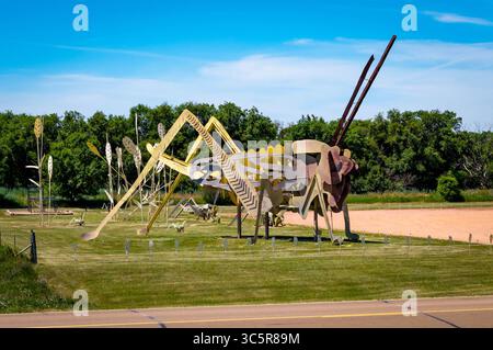 Regent, ND, USA – 13. Juli 2025: Grashüpfer in the Field-Skulptur am North Dakotas Enchanted Highway zeigt riesige Schrottschrecken aus Metall Stockfoto