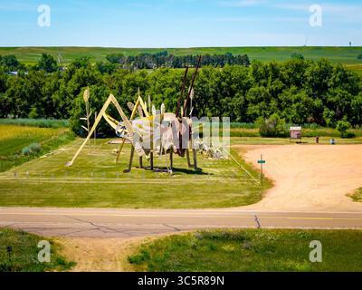 Regent, ND, USA – 13. Juli 2025: Grashüpfer in the Field-Skulptur am North Dakotas Enchanted Highway zeigt riesige Schrottschrecken aus Metall Stockfoto