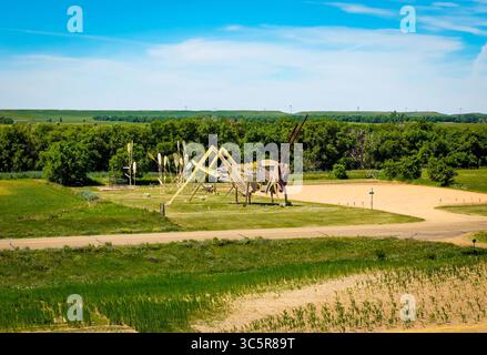 Regent, ND, USA – 13. Juli 2025: Grashüpfer in the Field-Skulptur am North Dakotas Enchanted Highway zeigt riesige Schrottschrecken aus Metall Stockfoto