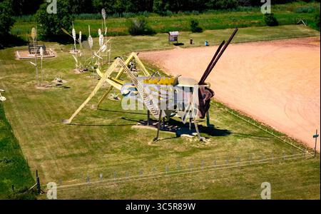 Regent, ND, USA – 13. Juli 2025: Grashüpfer in the Field-Skulptur am North Dakotas Enchanted Highway zeigt riesige Schrottschrecken aus Metall Stockfoto