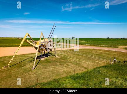 Regent, ND, USA – 13. Juli 2025: Grashüpfer in the Field-Skulptur am North Dakotas Enchanted Highway zeigt riesige Schrottschrecken aus Metall Stockfoto