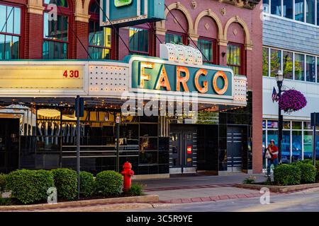Fargo, ND, USA - 01. Juli 2025: Berühmte Fargo Theater-Schilder und Eingang in der Innenstadt Stockfoto