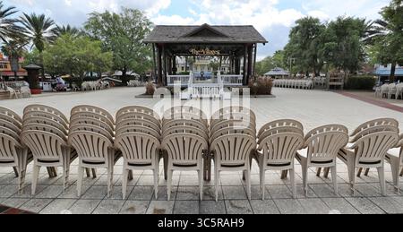 23. März 2020, The Villages, FL, USA: In the Villages, Fla., Stühle auf einem verlassenen Stadtplatz am Lake Sumter Landing, Montag, 23. März 2020. Alle Schwimmbäder und Fitnesseinrichtungen, die von den Dörfern betrieben werden, sind aufgrund der Coronavirus-Pandemie geschlossen. (Kreditbild: © TNS via ZUMA Wire) Stockfoto