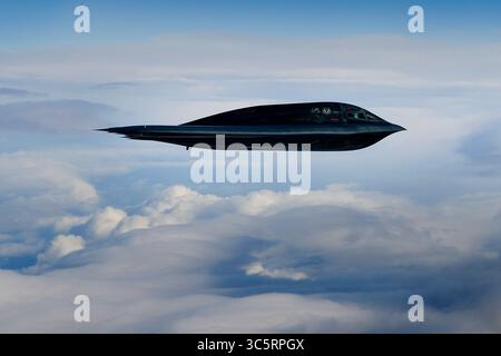 12. März 2020: Schottland, Vereinigtes Königreich: Ein B-2A Spirit Bomber, der dem 509th Bomb Wing zugeordnet ist, führt Luftoperationen zur Unterstützung der Bomber Task Force Europe 20-2 über der Nordsee durch 2020. Bombermissionen ermöglichen es den Flugzeugbesatzungen, einen hohen Stand der Bereitschaft und Fähigkeiten zu halten und die Fähigkeit der US-amerikanischen globalen Angriffe zu validieren. (Bild: © U.S. Air Force/ZUMA Wire/ZUMAPRESS.com) Stockfoto