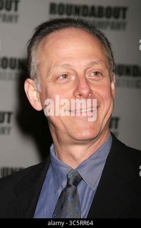 MARK BLUM (* 14. Mai 1950 – 25. März 2020) war ein US-amerikanischer Schauspieler, der am 25. März 2020 im NewYork-Presbyterian Hospital in New York, New York, USA im Alter von 69 Jahren an COVID-19 starb. Blum, ein Charakterdarsteller, der für seine „Desperately Seasing Susan“ bekannt ist, und eine Reihe bemerkenswerter Rollen auf Bühne und Leinwand. AKTENBILD AUS: 11. April 2005, New York: MARK BLUM kommt bei der Frühjahrsfeier der Roundabout Theatre Company 2005 am Pier 60 an. (Bild: © Henry McGee/ZUMA Wire) Stockfoto