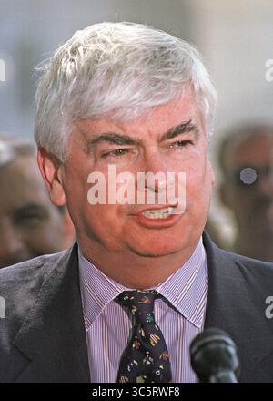 4. Mai 2000, Washington, District of Columbia, USA: US-Senator Chris Dodd (Demokrat von Connecticut) gibt eine Erklärung zur Wiederautorisierung des US-Senators Ted Kennedy (Demokrat von Massachusetts) Teacher Quality Amendment to the Elementary and Secondary Education Act (ESEA) auf einer Pressekonferenz von Capitol Hill am 4. Mai 2000 in Washington, DC ab (Credit Image: © Ron Sachs/CNP via ZUMA Wire) Stockfoto