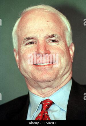 20. Mai 1999, Washington, District of Columbia, USA: US-Senator John McCain (Republikaner von Arizona), Kandidat für die republikanische Präsidentschaftskandidatur 2000, erscheint am 20. Mai 1999 im National Press Club in Washington, DC (Credit Image: © Ron Sachs/CNP via ZUMA Wire) Stockfoto