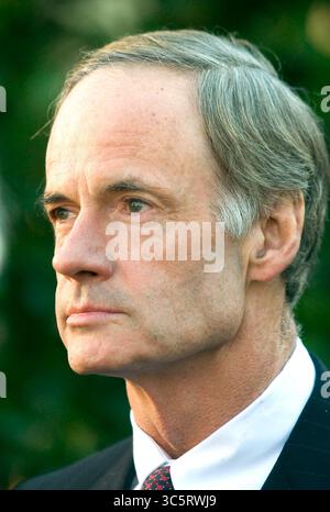 16. Dezember 2005, Washington, District of Columbia, USA: US-Senator Tom Carper (Demokrat von Delaware) beantwortet Fragen im Weißen Haus in Washington, DC, nachdem US-Präsident George W. Bush und Beamte des Verteidigungsministeriums (DoD) am 16. Dezember 2005 über den Krieg im Irak informiert wurden (Foto: © Ron Sachs/CNP via ZUMA Wire). Stockfoto