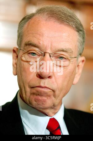 12. September 2005, Washington, District of Columbia, USA: US-Senator Charles E. Grassley (Republikaner von Iowa), Mitglied des Senate Committee on the Judiciary der Vereinigten Staaten, hört Eröffnungserklärungen während der Anhörung zur Ernennung von Richter John G. Roberts, Jr. zum Chief Justice of the United States am 12. September 2005 in Washington, DC. Senator Grassley ist Vorsitzender des Finanzausschusses des US-Senats (Credit Image: © Ron Sachs/CNP via ZUMA Wire) Stockfoto