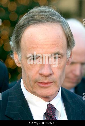 16. Dezember 2005, Washington, District of Columbia, USA: US-Senator Tom Carper (Demokrat von Delaware) beantwortet Fragen im Weißen Haus in Washington, DC, nachdem US-Präsident George W. Bush und Beamte des Verteidigungsministeriums (DoD) am 16. Dezember 2005 über den Krieg im Irak informiert wurden (Foto: © Ron Sachs/CNP via ZUMA Wire). Stockfoto