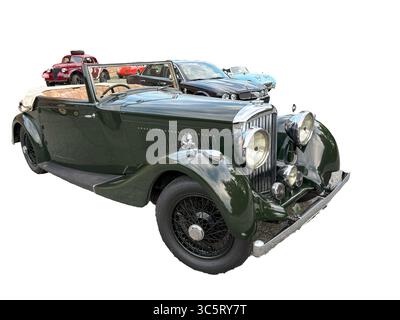 Whippany, New Jersey, USA – 28. Juni 2025: Klassischer Bentley Rolls Royce Derby Cabriolet parkt auf der Vintage Auto Show mit weißem Hintergrund Stockfoto