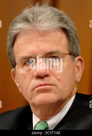 April 2007, Washington, District of Columbia, USA: Washington, D.C. - 19. April 2007 -- US-Senator Tom Coburn (Republikaner von Oklahoma) hört die Aussage des US-Staatsanwalts Alberto Gonzalez vor dem Justizausschuss des US-Senats, um die umstrittene Entfernung mehrerer US-Staatsanwälte auf dem Capitol Hill in Washington, D.C. am Donnerstag, 19. April 2007 zu erklären (Credit Image: © Ron Sachs/CNP via ZUMA Wire) Stockfoto