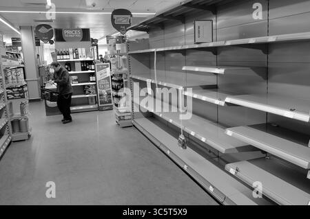 März 2020, Croydon, Surrey, Vereinigtes Königreich: 1. Woche der landesweiten Lockdown in South London COVID 19 Tag 2 der landesweiten Lockdown und der Supermarktregale leer mit Toilettenpapier in South London (Kreditbild: © Theodore Liasi/ZUMA Wire) Stockfoto