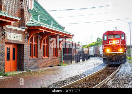 Kommerzielle Nahaufnahme des Red Freight Train am Minot Station ND Stockfoto