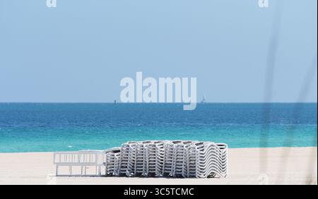 26. März 2020, Miami Beach, Florida, USA: Gestapelte Liegestühle am leeren Strand von South Beach aufgrund von Notfallmaßnahmen, die von der Stadt Miami Beach im Zusammenhang mit der COVID-19-Pandemie ergriffen wurden, um alle Parks, Strände, Freizeiteinrichtungen, Restaurants, Cafés und Hotels zu schließen. (Bild: © Taimy Alvarez/ZUMA Wire) Stockfoto