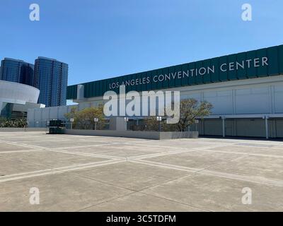 30. März 2020, Los Angeles, Kalifornien, USA: Das Los Angeles Convention Center wurde am Sonntag von der Nationalgarde in ein Bundeslazarett umgewandelt, um sich auf einen erwarteten Anstieg der Coronavirus-Fälle in Südkalifornien vorzubereiten. Montag, 30. März 2020. JAVIER ROJAS/PI (Bild: © Prensa Internacional Via ZUMA Wire) Stockfoto
