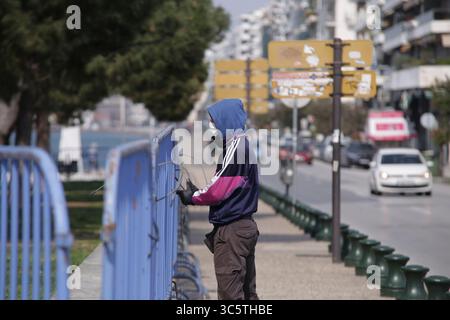 31. März 2020, Thessaloniki, Griechenland: Ein Arbeiter errichtet einen Schutzzaun vor dem Weißen Turm in Thessaloniki, nachdem er beschlossen hatte, den Verkehr an der Uferpromenade zu beschränken. Nikos Chardalias, der stellvertretende Minister für Katastrophenschutz und Krisenmanagement, hat heute Verkehrsbeschränkungen für bestimmte Tageszeiten an der Strandpromenade angeordnet, eine weitere vorbeugende Maßnahme gegen die Ausbreitung von COVID-19 in Griechenland. Diese Maßnahme wurde aufgrund des hohen Verkehrsaufkommens an der Seepromenade von Thessaloniki in den vergangenen Tagen trotz der landesweiten Sperrung beschlossen. (Kreditbild Stockfoto
